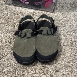 Bedrock mountain clogs